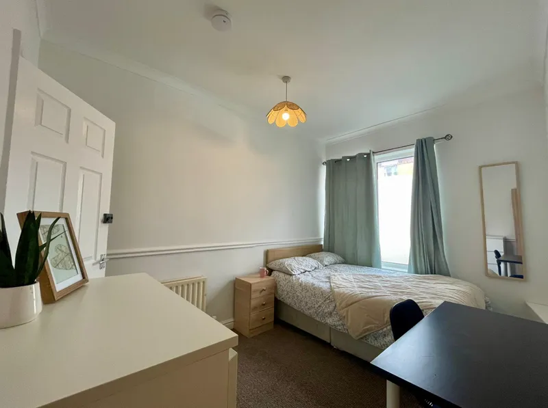 High Street // 4 Bed House // Aug 2026 - Thumbnail 3